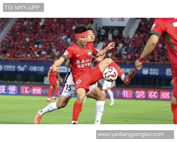 足球明星意外被拽裤子现场尴尬瞬间引发球迷热议与欢笑